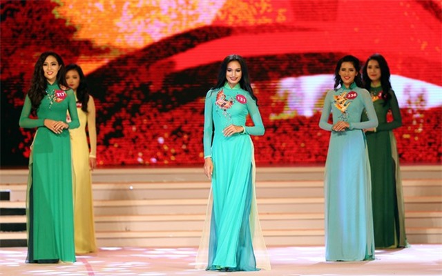Người đẹp Hoa hậu HVVN lộng lẫy trong buổi tổng duyệt