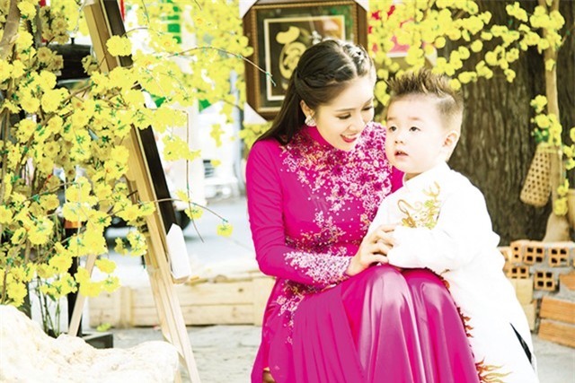 Khoảnh khắc hạnh phúc của Lê Phương bên con trai. Ảnh: TL