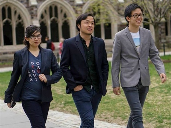 Châu Thanh Vũ (giữa) cùng bạn tại sân trường ĐH Harvard.