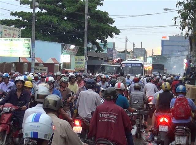 Giao thông ùn ứ trên đường Nguyễn Thị Tú