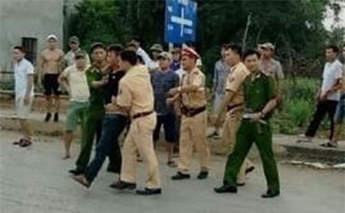 Lực lượng CSGT, Công an huyện Nam Đàn cùng hỗ trợ của người dân đã khống chế hai đối tượng manh động.