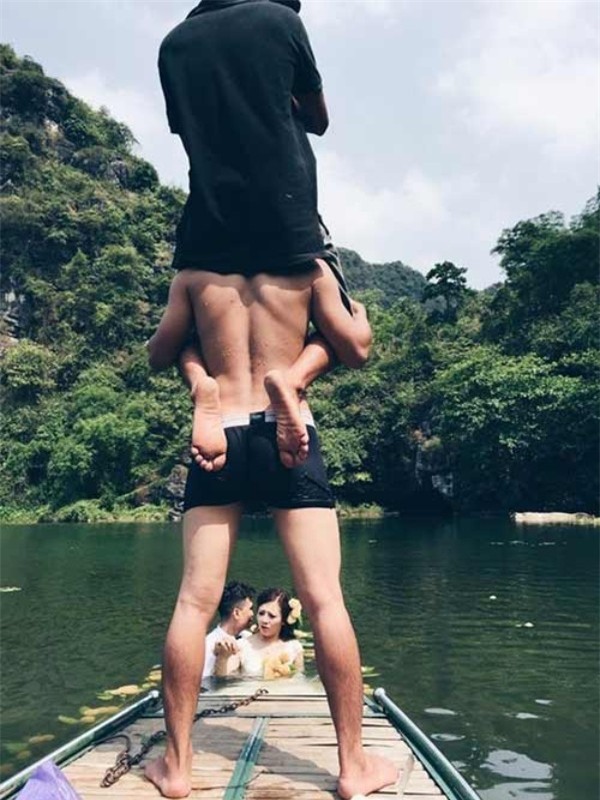Để có bức hình “ra tấm ra món”, cặp đôi này chấp nhận lăn lê, bò toài dưới mặt đất, còn chàng nhiếp ảnh leo tận lên những bậc thang cao chĩa máy xuống.