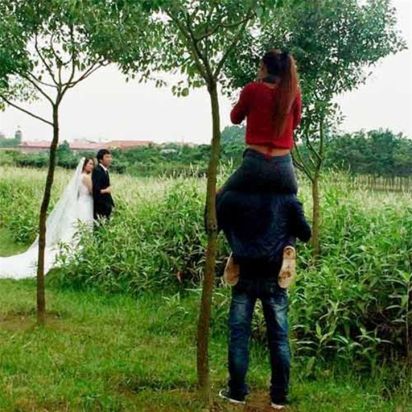 Để có bức hình “ra tấm ra món”, cặp đôi này chấp nhận lăn lê, bò toài dưới mặt đất, còn chàng nhiếp ảnh leo tận lên những bậc thang cao chĩa máy xuống.