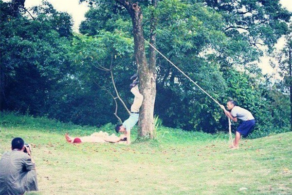 Để có bức hình “ra tấm ra món”, cặp đôi này chấp nhận lăn lê, bò toài dưới mặt đất, còn chàng nhiếp ảnh leo tận lên những bậc thang cao chĩa máy xuống.