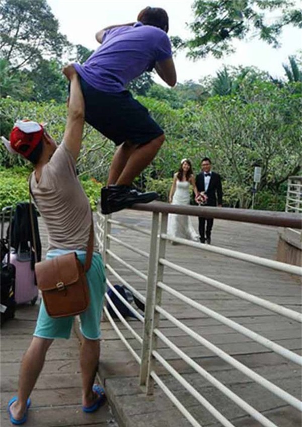 Để có bức hình “ra tấm ra món”, cặp đôi này chấp nhận lăn lê, bò toài dưới mặt đất, còn chàng nhiếp ảnh leo tận lên những bậc thang cao chĩa máy xuống.
