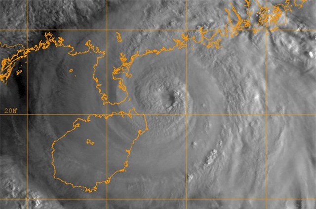Ảnh mây vệ tinh của cơn bão sáng 4/10. Ảnh: Cơ quan khí tượng Hải quân Mỹ.