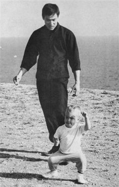 Lý Quốc Hào được dạy võ khi mới chập chững.