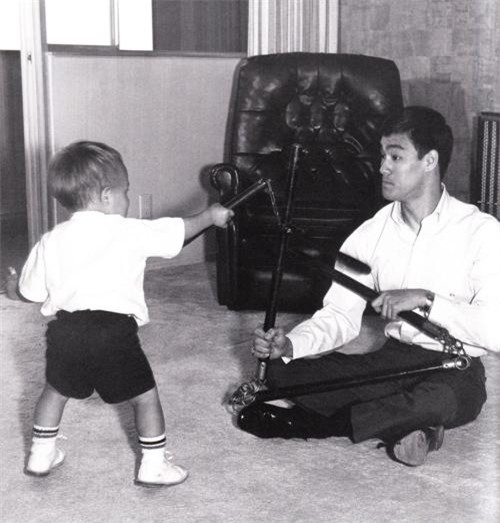 Lý Tiểu Long đã dạy võ cho con trai từ rất sớm.