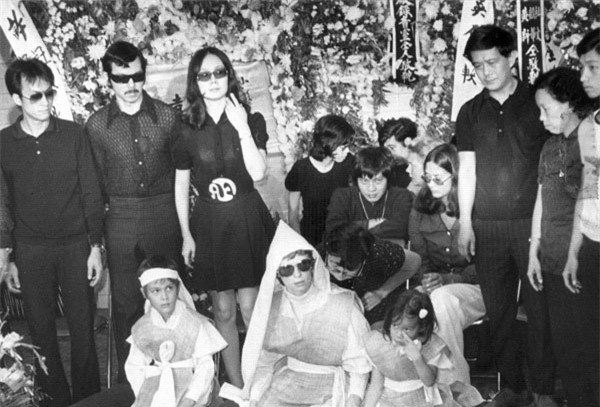 Lý Quốc Hào trong đám tang của bố.