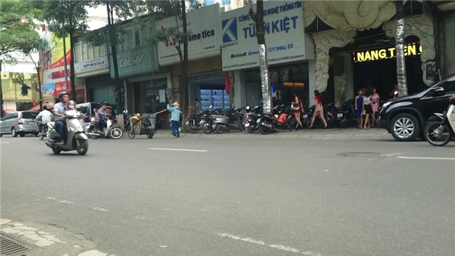 Những cô gái ăn mặc gợi cảm vào một quán karaoke tại phố Trung Hoà quận Cầu Giấy.