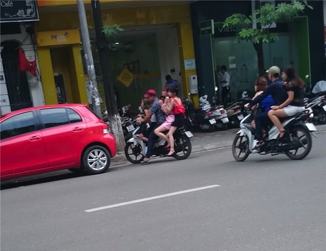  Những cô gái được áp tải đến quán hát bằng xe máy. 