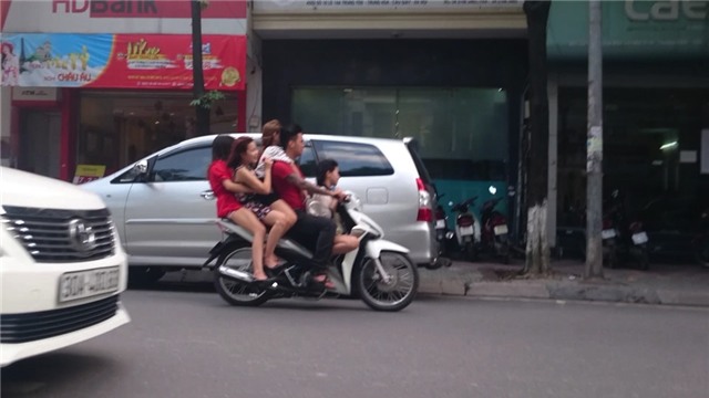  Hình ảnh một chiếc xe máy chở 4 cô gái dịch vụ đi tại phố Trung Hoà. 