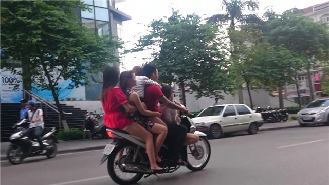 Người dân sống ở đây không còn lạ với những hình ảnh này. Tuy nhiên, điều khiến nhiều người ngạc nhiên là tại sao tình trạng tiếp tục kéo dài, không được xử lý dứt điểm.