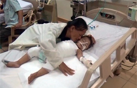 Mấy ngày bé Huyền Trang nằm đau đớn trên giường bệnh, chị Lam không ăn, không ngủ. Chị thức trắng, canh chừng đứa con thơ, bởi chị sợ con chị đi mà không được nhìn mặt mẹ.