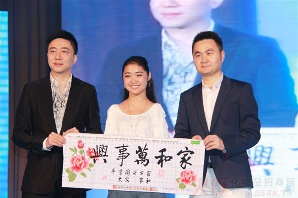 cam phuc su kien cuong cua co gai khong tay xinh dep hinh anh 10