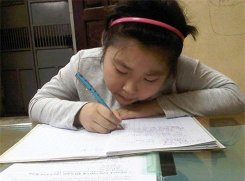 Tâm sự xúc động của mẹ có con gái từng bị cô giáo 