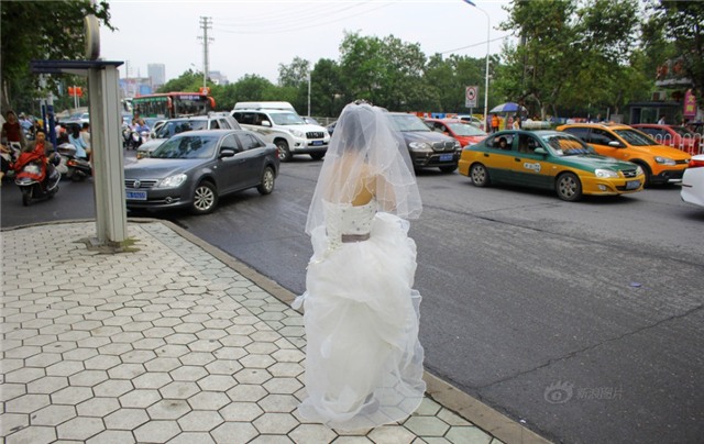 Tắc đường, cô dâu không thể đến dự lễ cưới của mình - 1