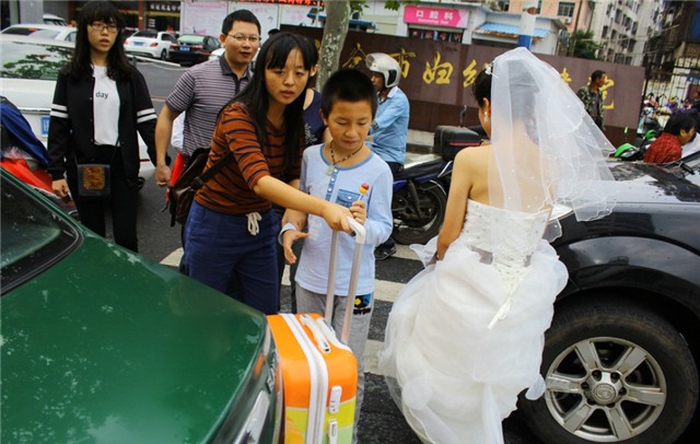 Tắc đường, cô dâu không thể đến dự lễ cưới của mình - 2