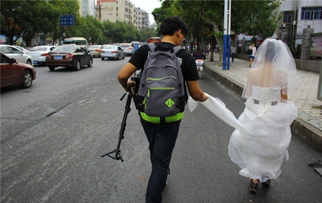 Tắc đường, cô dâu không thể đến dự lễ cưới của mình - 4