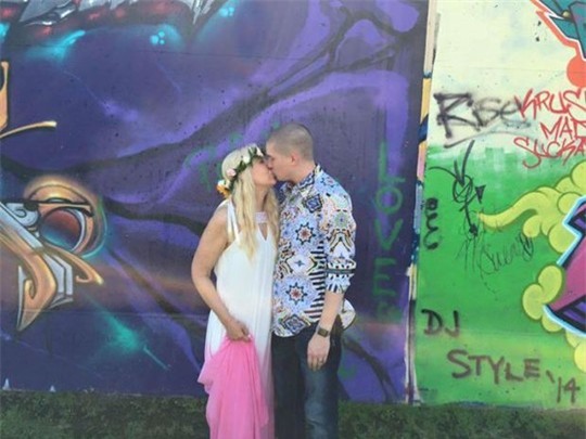 Tin nhắn vô tình gửi nhầm đã tạo nên một mối tình lệch tuổi kỳ lạ nhưng lãng mạn.