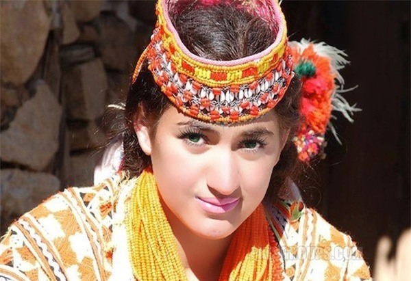 Nhiều người Kalasha sở hữu da trắng, tóc vàng, mắt xanh.