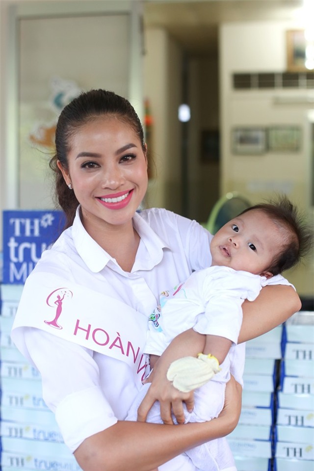 Hoa hậu Phạm Hương giản dị đi từ thiện
