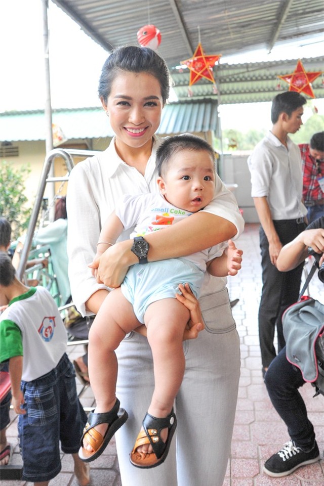 Hoa hậu Phạm Hương giản dị đi từ thiện