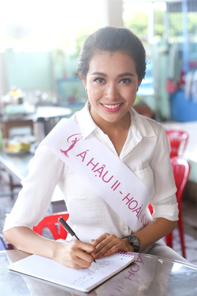 Hoa hậu Phạm Hương giản dị đi từ thiện