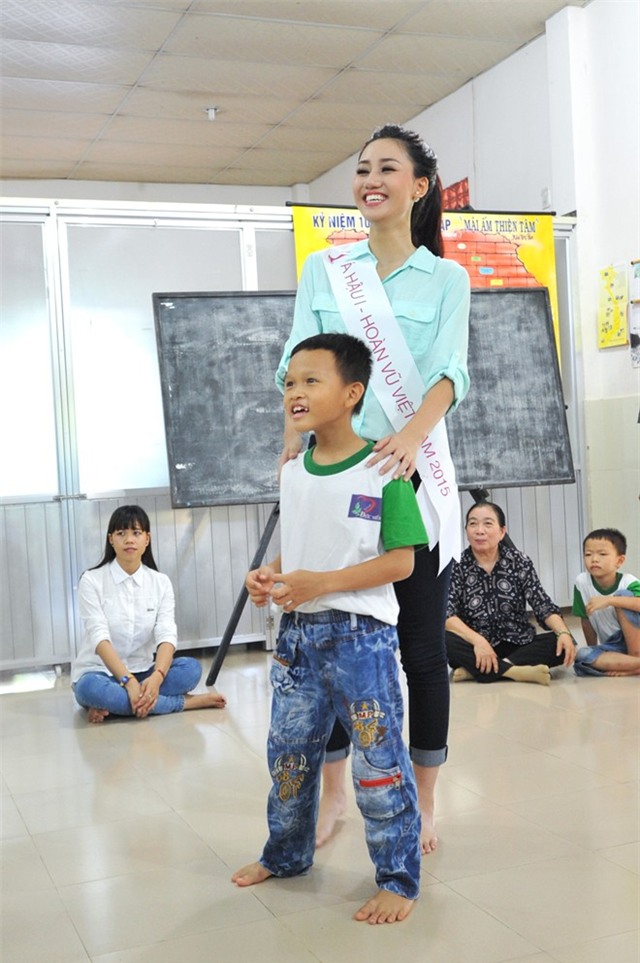 Hoa hậu Phạm Hương giản dị đi từ thiện