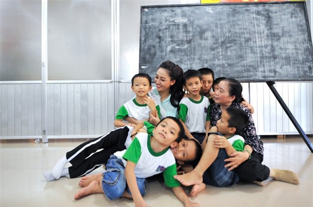 Hoa hậu Phạm Hương giản dị đi từ thiện