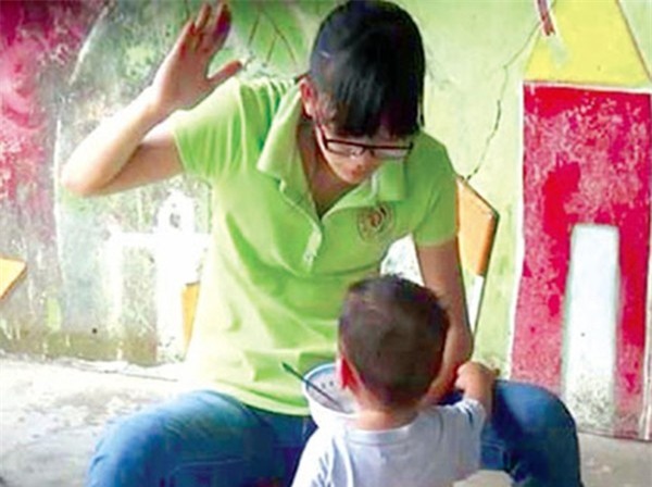 bảo mẫu bạo hành trẻ