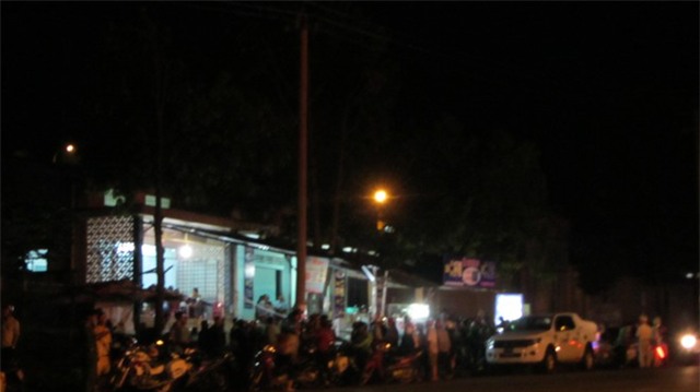 Hai mẹ con và người đàn ông gục trên vũng máu