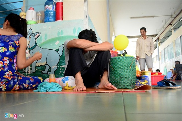 Cha mẹ bơ phờ cùng con trẻ ở bệnh viện