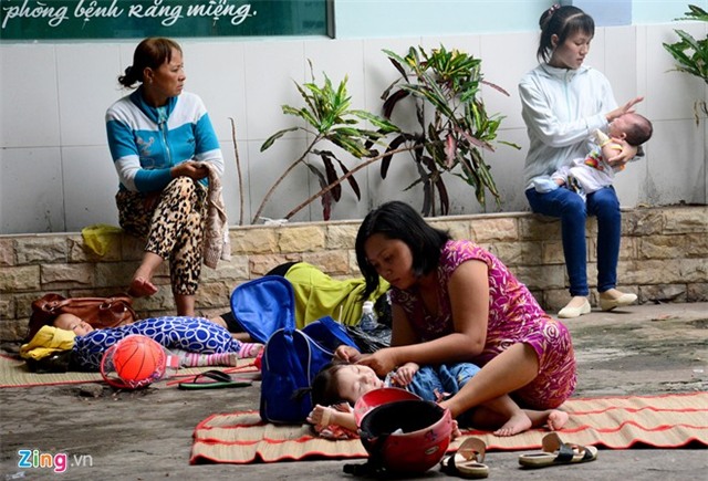 Cảnh cha mẹ bệnh nhi phơi nắng, phơi mưa ở sân bệnh viện. Ảnh: Lê Quân.