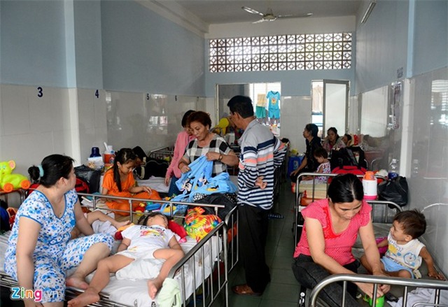 Các bệnh nhi và người nhà nằm chen chúc nhau trong phòng bệnh. Ảnh: Lê Quân.