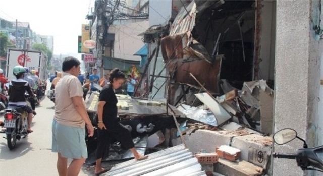 Xe rác mất lái, ủi sập 3 nhà dân giữa trung tâm Sài Gòn