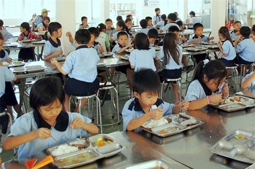 Bữa ăn bán trú trong nhà trường luôn là sự quan tâm của các bậc phụ huynh. 
Ảnh: TL