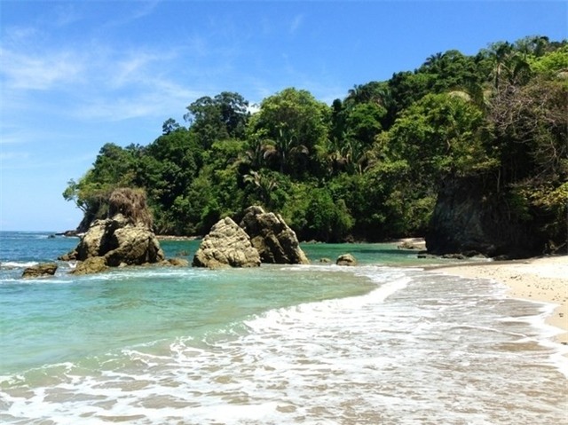 Costa Rica là một đất nước nhỏ với nhiều những bãi biển tuyệt vời. Bạn có thể đi dạo trên cát, bơi, hoặc tắm nắng thỏa thích trên những bờ biển đẹp.