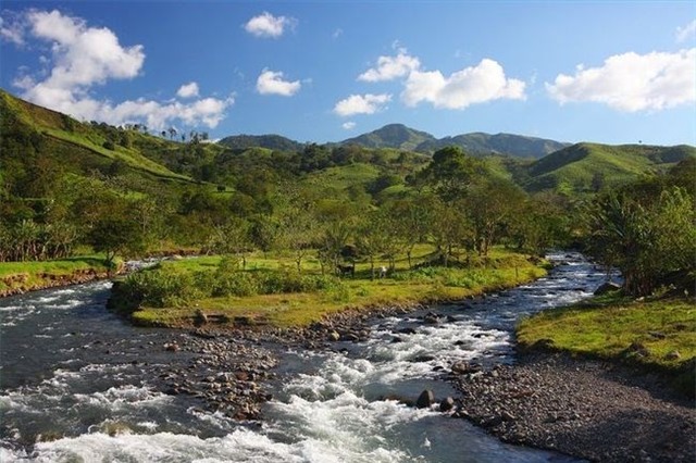 Những du khách thích đi bộ đường dài, đam mê thiên nhiên và các nhiếp ảnh gia sẽ rất thích thú với những ngon núi đầy cây xanh của Costa Rica. Ngoài ra, bạn có thể đến được với những thác nước đẹp và những con sông chảy quanh đó.