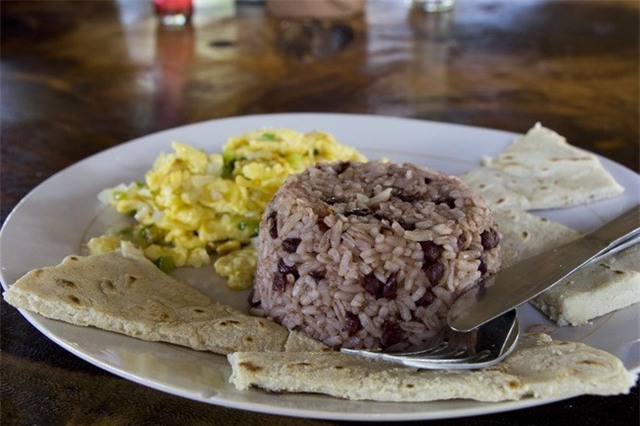 Giống như nhiều nước Mỹ Latinh, các bữa ăn Costa Rica thường có gạo và đậu. Gallo Pinto – món ăn nổi tiếng nhất đất nước là một bữa sáng làm bằng gạo, đậu, rau mùi, ớt, hành tây và các nước sốt Lizano.