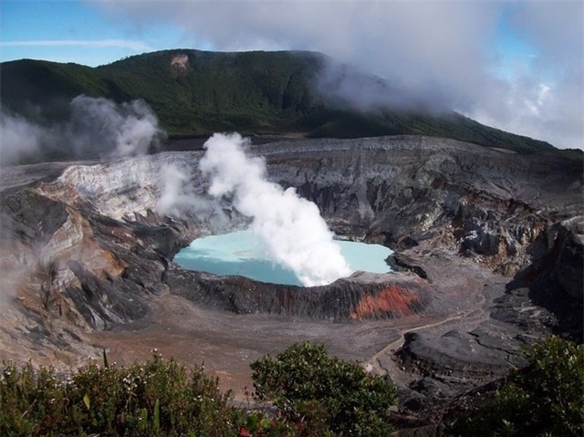 Costa Rica là nơi có nhiều núi lửa và một trong số đó là Arenal của thi trấn đông khách du lịch La Fortuna. Ngọn núi lửa đã không tuôn trào vài năm trở lại đây nhưng nó vẫn chỉ là một cảnh quan để ngắm và bạn có thể cảm nhận được nhiệt độ lớn của nó trong nhiều suối nước nóng quanh ngọn núi.