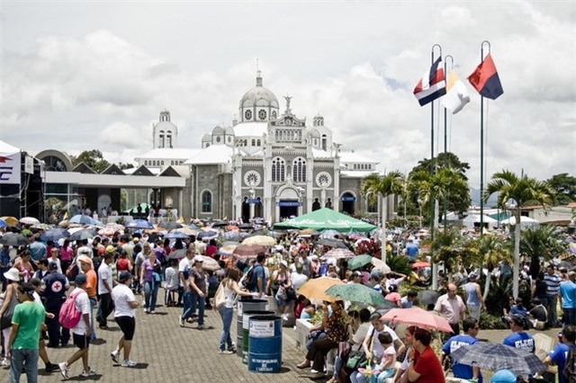 Costa Rica đã có rất nhiều niềm tự hào quốc gia, và nó có thể được nhìn thấy trong nhiều lễ kỷ niệm và truyền thống diễn ra trên khắp đất nước. Cuộc hành hương hàng năm đến vương cung thánh đường lớn ở Cartago có thể đến gần hai triệu người, và cuộc diễu hành ngựa quốc gia diễn ra một ngày sau khi Giáng sinh với sự tham gia của những người đam mê ngựa từ khắp nơi trên đất nước.