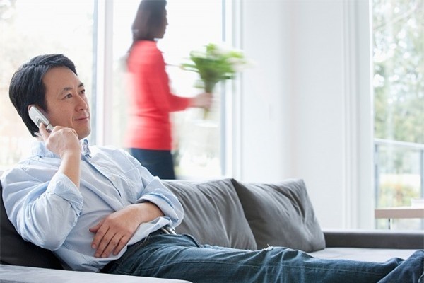 chồng tháo nhẫn cưới