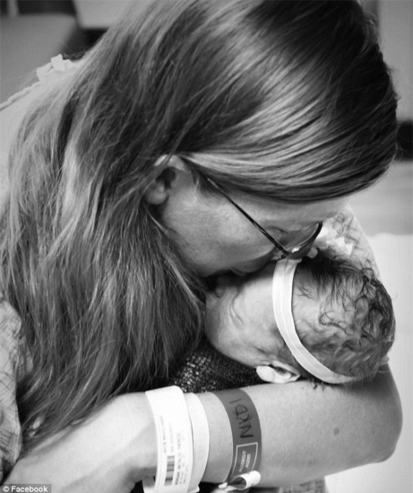 Natalie cho biết cô và chồng đã ở lại bệnh viện 6 tiếng cùng con gái đã mất.