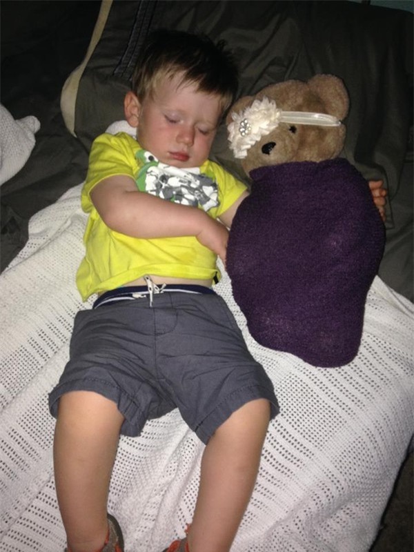 “Đúng ra đây sẽ là ảnh Alfie đang nằm với em gái”