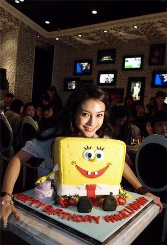 Trong làng giải trí, chuyện tình cảm yêu đương nảy sinh nhiều không đếm xuể. Nhưng mối tình bền chặt kết thúc bằng đám cưới thì lại hiếm khi xảy ra. Angela Baby - Huỳnh Hiểu Minh từ khi gắn bó đến lúc trở thành vợ chồng đã trải qua không ít thăng trầm, điều tiếng. Năm 2009, họ gặp nhau lần dầu tiên qua sự giới thiệu của bạn bè. Nhóm bạn đi hát karaoke. Theo tiết lộ từ lần đầu gặp cô, Huỳnh Hiểu Minh đã nảy sinh tình cảm.