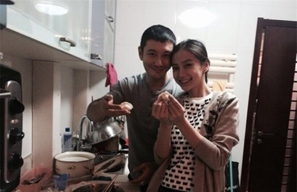 Dịp tết 2015, cặp đôi công khai ở bên nhau đón năm mới. Lúc này, tin tức về đám cưới của họ đã được truyền thông liên tục đưa tin.