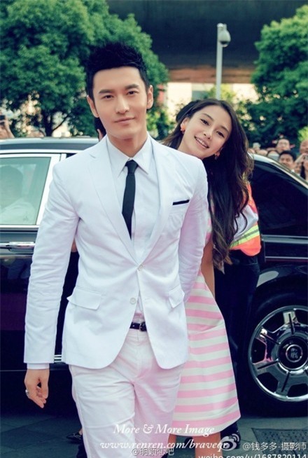 Họ tay trong tay ở nhiều sự kiện. Huỳnh Hiểu Minh công khai tán dương bạn gái là người phụ nữ hoàn hảo.