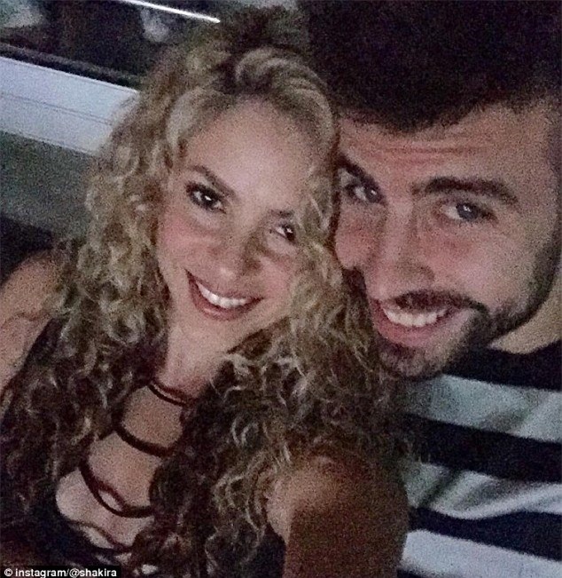 Pique, Barca, Shakira, máy bay, bồ già