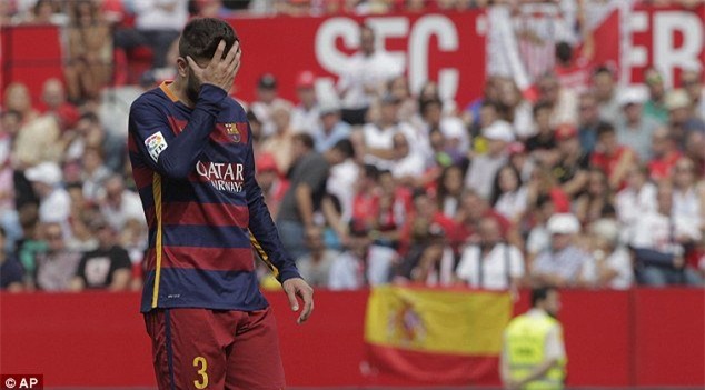 Pique, Barca, Shakira, máy bay, bồ già